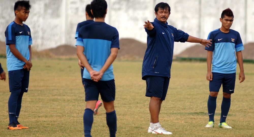 Pelatih tim nasional Indonesia, Indra Sjafri (dua kanan) memberi intruksi pada anak didik nya ketika melakukan latihan di Stadion Jenggolo, Sidoarjo, Jatim, Selasa (17/9).