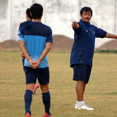 Pelatih tim nasional Indonesia, Indra Sjafri (dua kanan) memberi intruksi pada anak didik nya ketika melakukan latihan di Stadion Jenggolo, Sidoarjo, Jatim, Selasa (17/9).