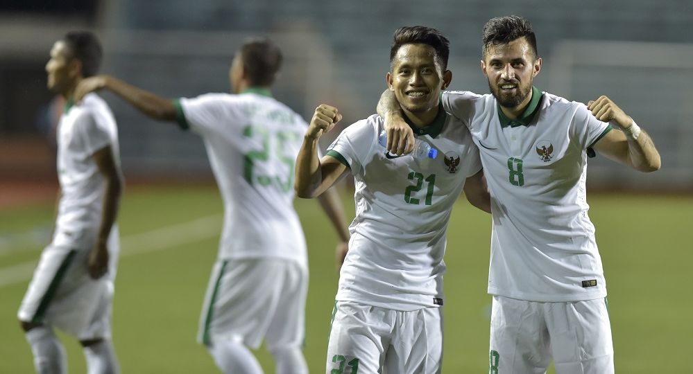 Pesepak bola Indonesia Andik Vermansyah (kiri) dan Stefano Lilipaly meluapkan kegembiraan setelah mengalahkan Singapura pada laga putaran final Grup A AFF Suzuki 2016 di Rizal Memorial Stadium, Manila, Filipina, Jumat (25/11)
