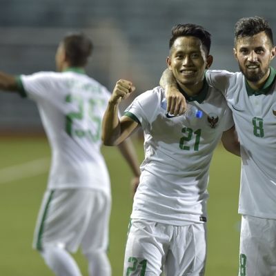 Pesepak bola Indonesia Andik Vermansyah (kiri) dan Stefano Lilipaly meluapkan kegembiraan setelah mengalahkan Singapura pada laga putaran final Grup A AFF Suzuki 2016 di Rizal Memorial Stadium, Manila, Filipina, Jumat (25/11)